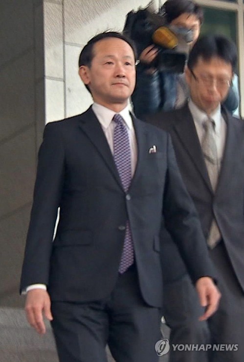 외교부 청사 나서는 일본공사