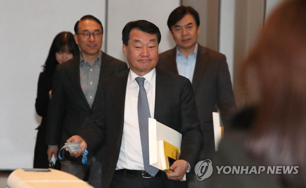 기자들의 질문 받는 박중흠 사장