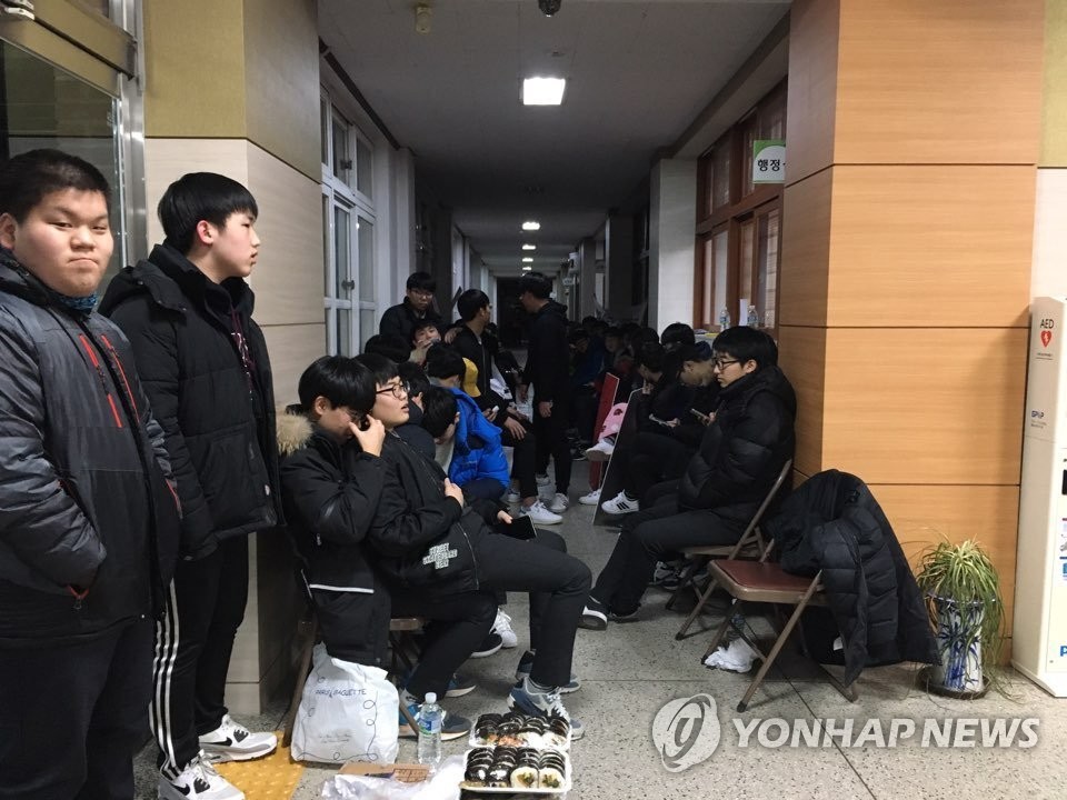 4시간째 농성하는 문명고 학생들