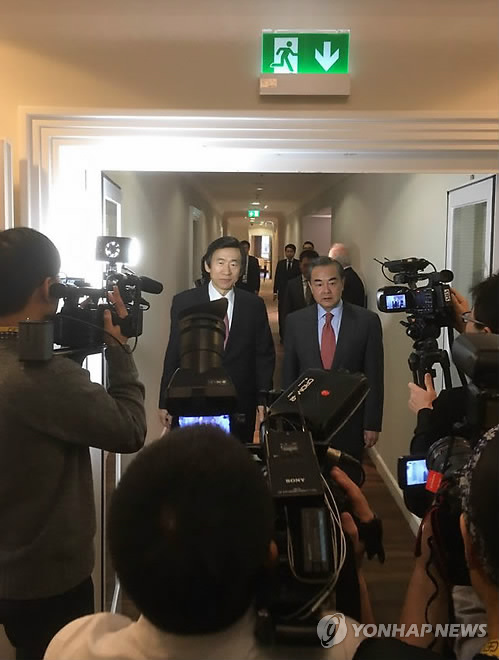 회담장으로 들어오는 한중 외교장관