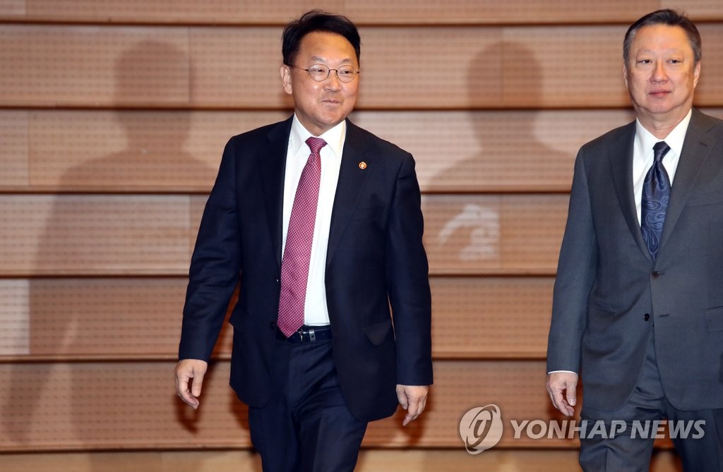 입장하는 유일호 부총리
