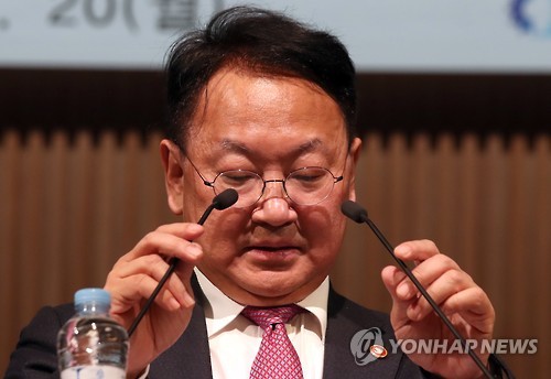 마이크 고쳐잡고