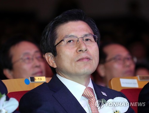 공연 바라보는 황 권한대행
