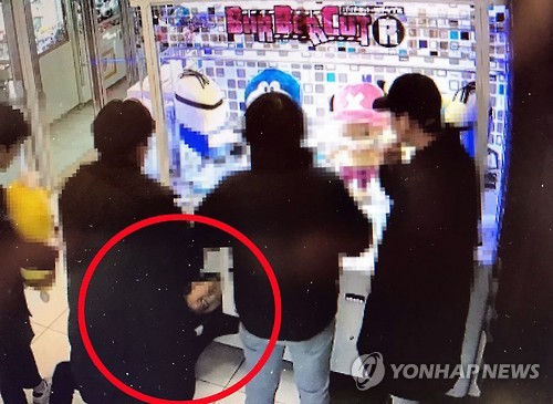 인형뽑기기계로 들어가는 10대