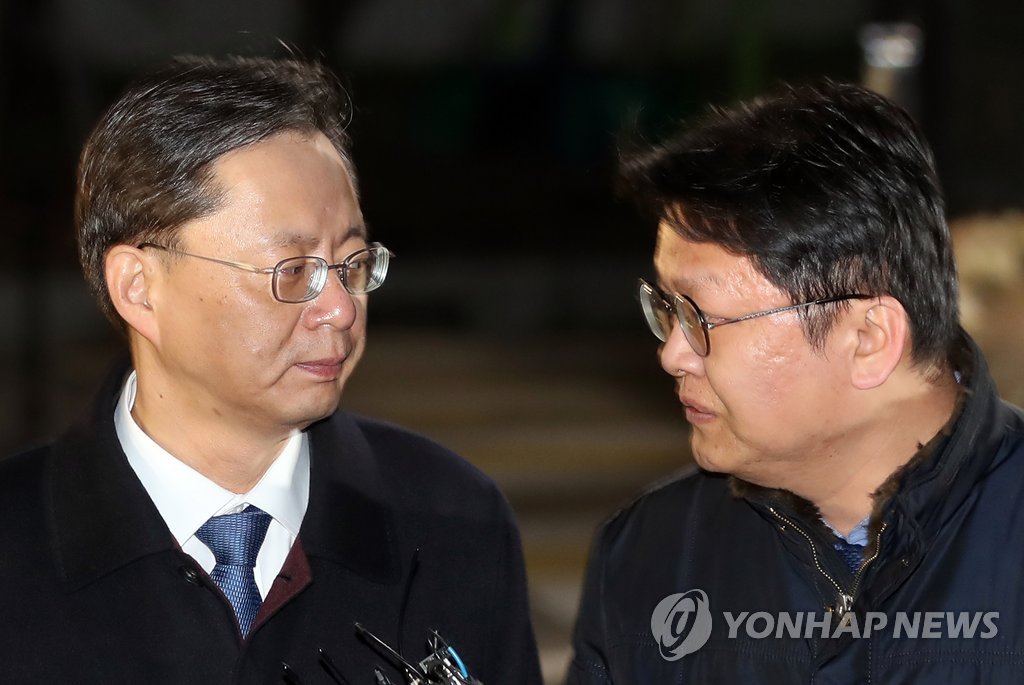 우병우의 '응시'