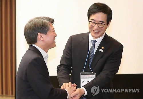 악수하는 이준식 부총리와 안철수 전 대표