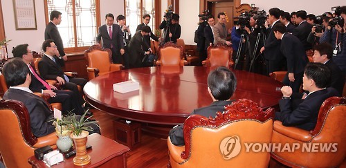 협상 테이블에 앉은 의장과 여야4당