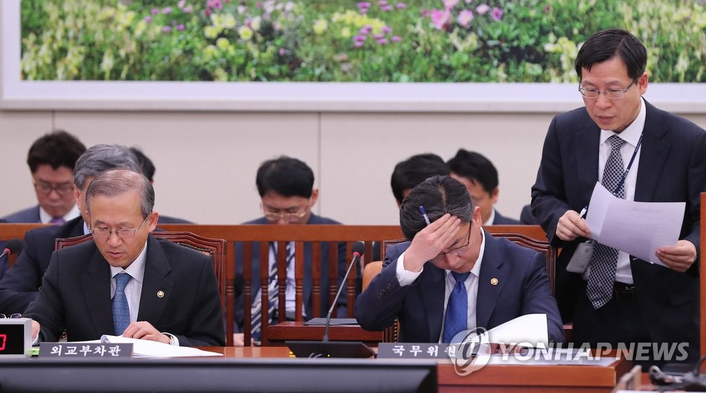 자료 살펴보는 통일부 장관