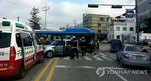 신호위반 승용차 시내버스와 '쾅'…13명 부상
