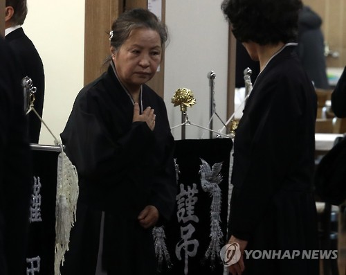 조문객 맞는 권양숙 여사