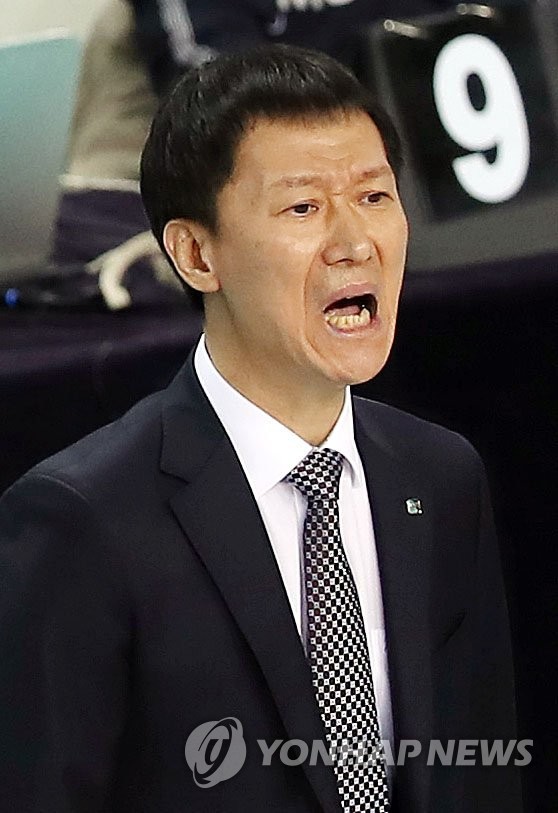 작전 지시하는 이정철 감독