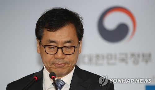 발표하는 총리 공보실장