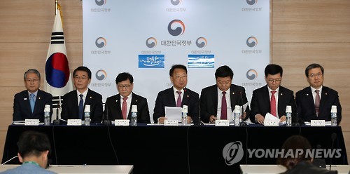 무역투자진흥회의 결과 브리핑하는 장관들