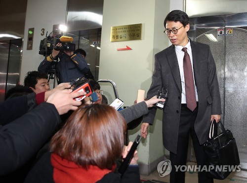 취재진 질문에 답하는 이규철 특검보