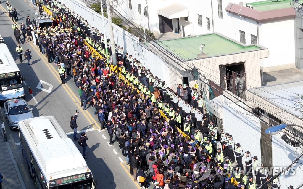 부산 일본영사관 앞 평화행진