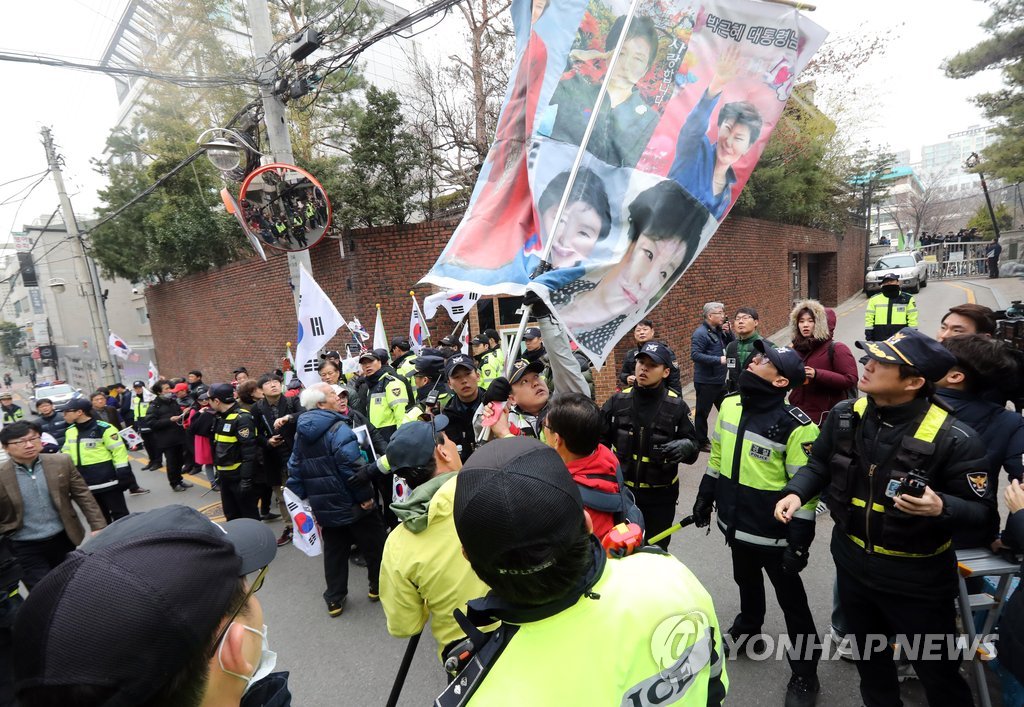 사저 앞 박 전 대통령 탄핵 반대 시민들