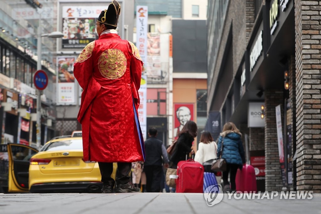 한산한 모습의 명동거리