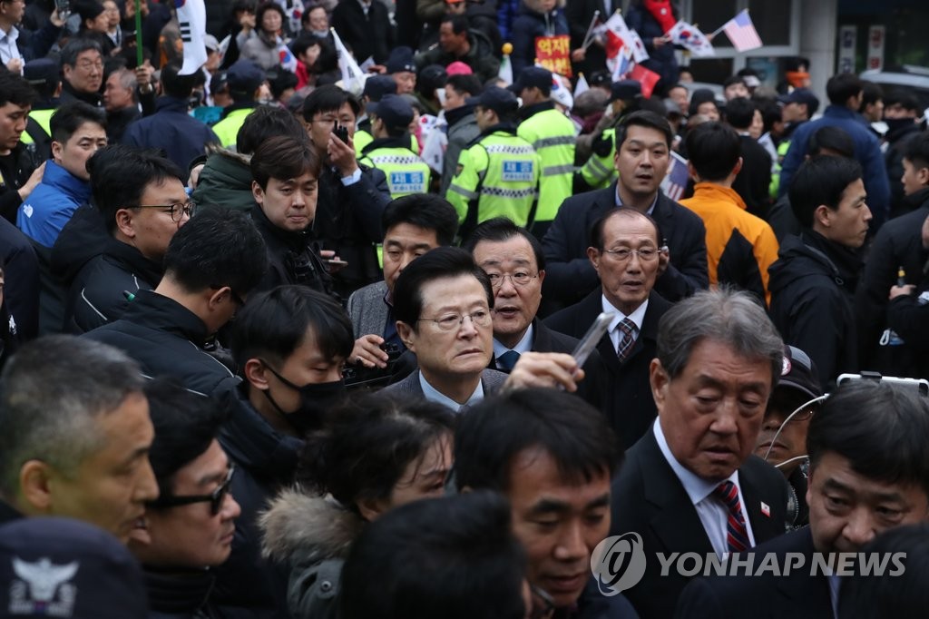 삼성동 사저 도착한 측근들