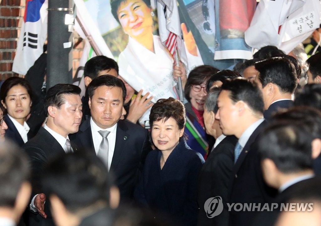 2017년 3월 12일 오후 청와대를 떠난 박근혜(가운데) 전 대통령이 같은 날 서울 강남구 삼성동 사저 앞에 도착한 모습.