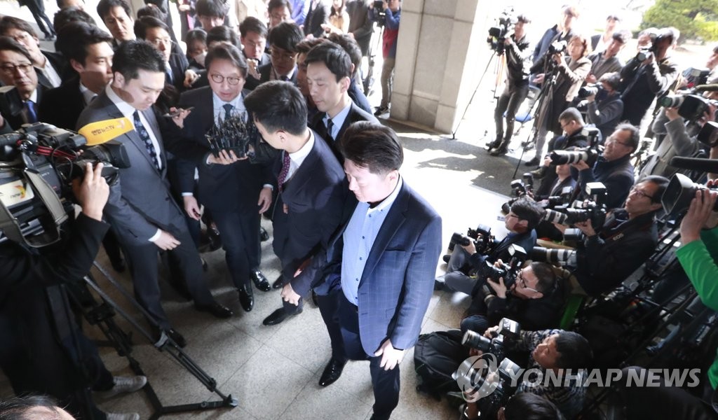 서울중앙지검 들어서는 최태원 회장