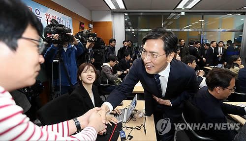 기자와 악수하는 안희정