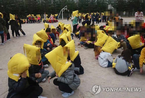 지진에 놀라 대피한 어린이들