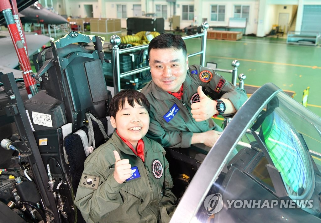 난치병 소년의 F-15K 조종사 체험
