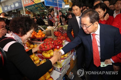 악수하는 홍준표