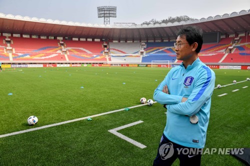 김일성경기장 살피는 윤덕여 감독