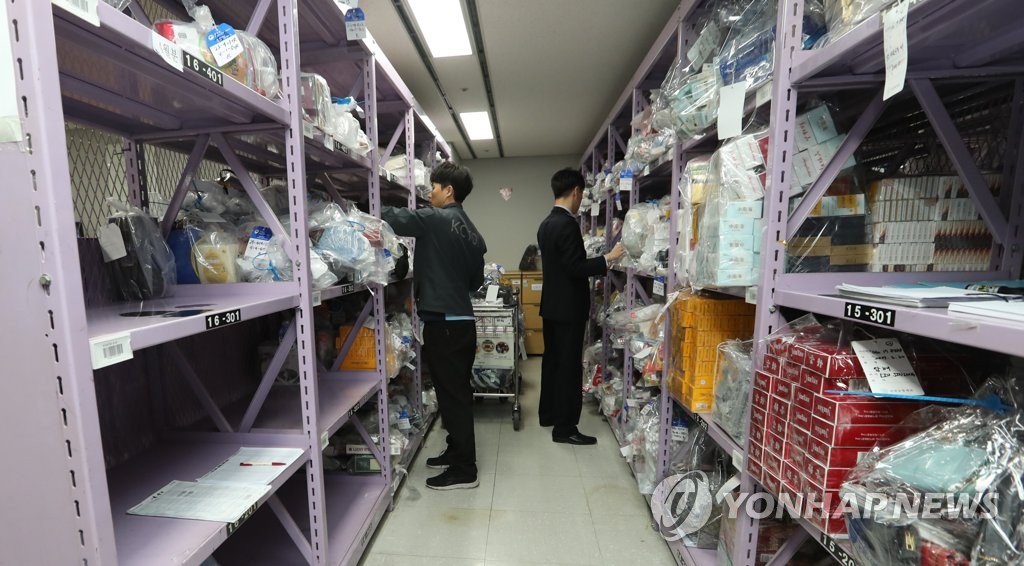 압류된 여행자 휴대품을 보관하는 세관 창고