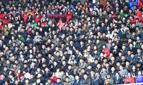 응원하는 북한 주민들
