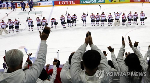 공동응원단에 인사하는 북한 선수들