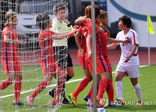 남북 여자축구 '신경전'