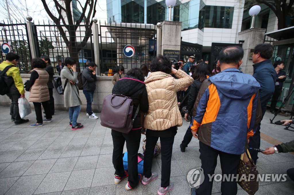 울고있는 스텔라데이지호 선원 가족들