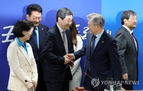 악수하는 문재인-이종걸
