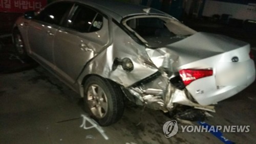 주유소로 돌진해 부서진 차량