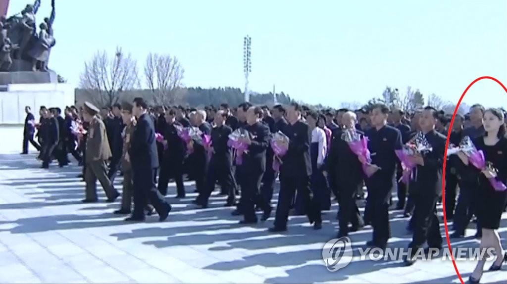 '만수대 참배' 최고인민회의 참가자 대열에 젊은 여성