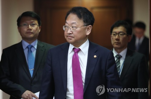 굳은 표정 유일호 부총리