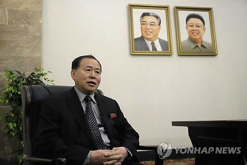인터뷰하는 한성렬 北외무성 부상