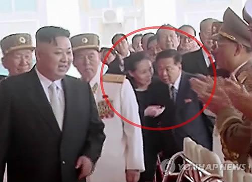 북한 김여정, 최룡해와 귀엣말로 밀담