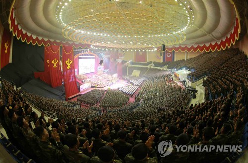 김정은, 김일성 생일 열병식 참가자들과 축하공연 관람