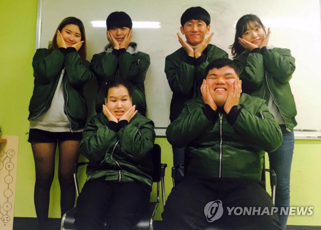 시각장애인 '아로마 테라피스트' 길로 이끄는 학생들