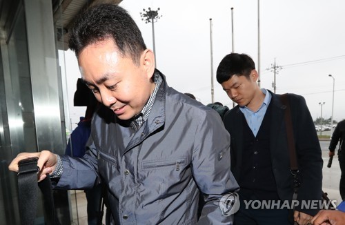 회의장 들어서는 국방부 유해발굴감식단
