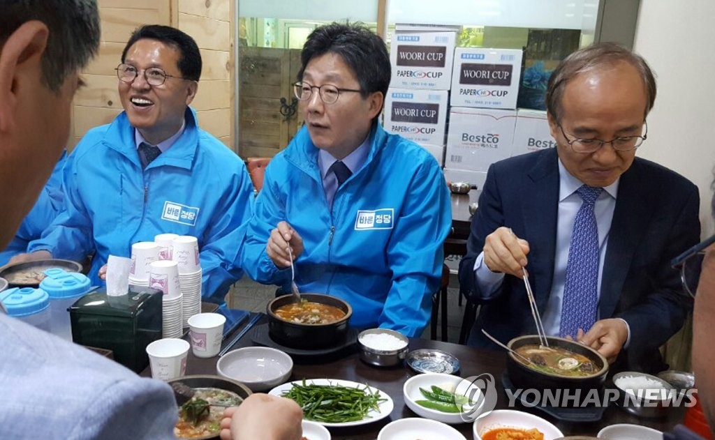 남부시장서 식사하는 유승민 대선 후보