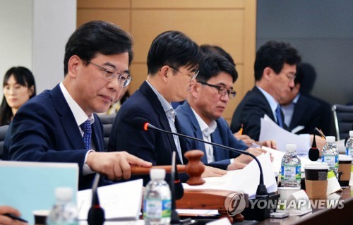 의사봉 두드리는 송언석 차관