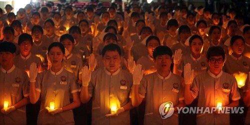 봉사와 희생…촛불 밝힌 예비 간호사들