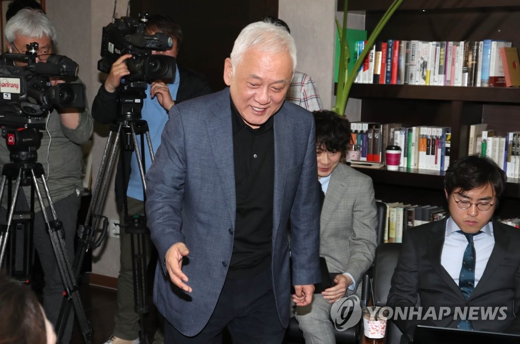 입장하는 김한길 전 대표