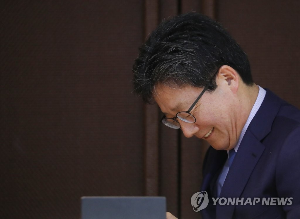 미소 짓는 유승민 후보