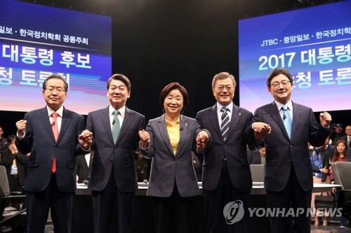 토론회 손잡은 대선후보들