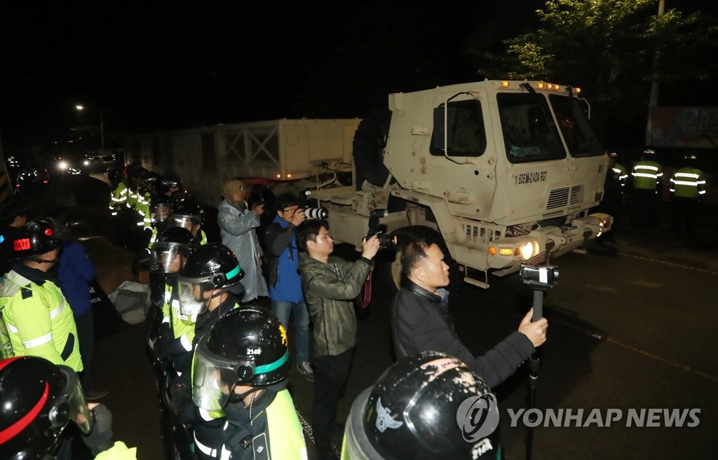성주골프장으로 들어가는 사드 장비